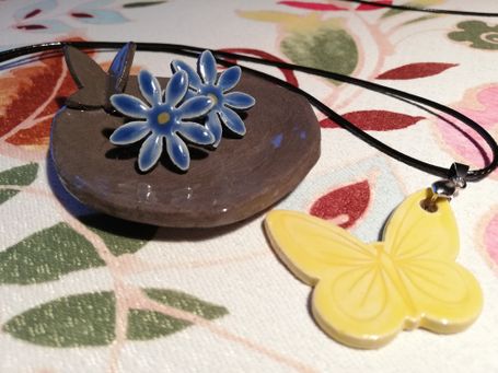 Blumen-Ohrstecker und Schmetterling Halskette