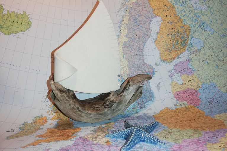 Segelschiff mit Treibholz